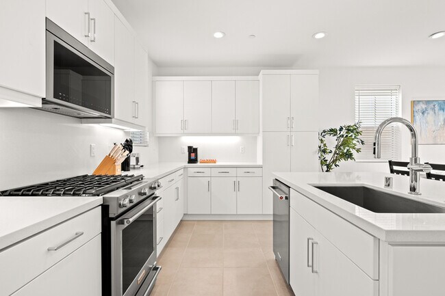 Building Photo - Turnkey Furnished 4BR Home in Palm Desert ...