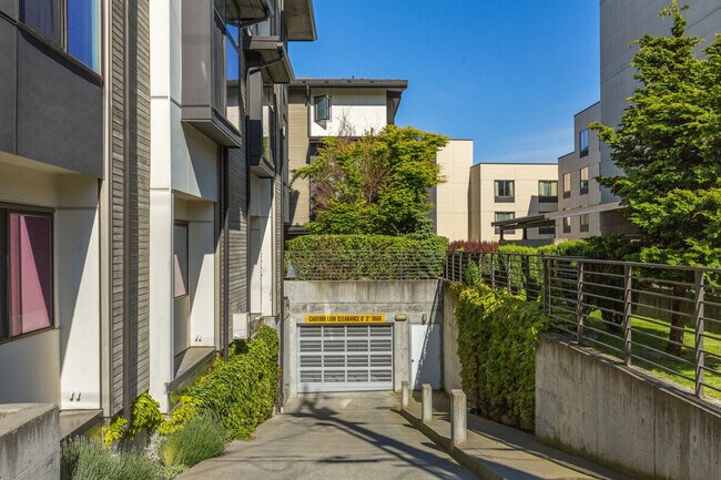 Building Photo - 722 3rd Ave N