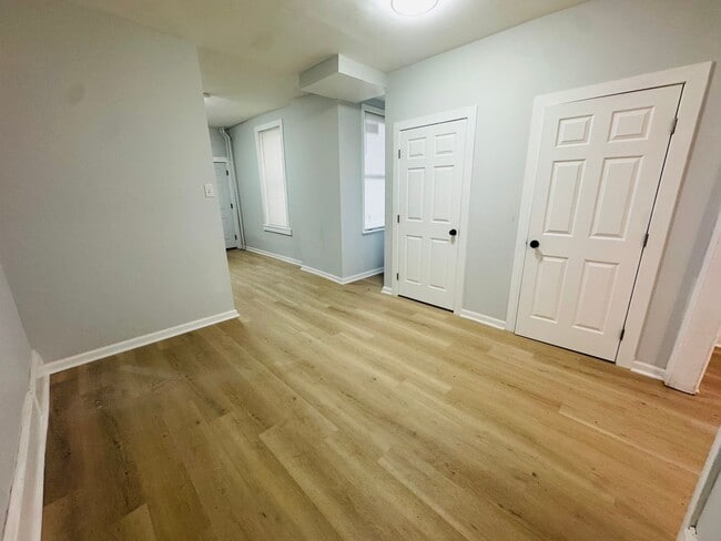 Building Photo - Remodeled Large 3bd/1.5 House with Rear ya...