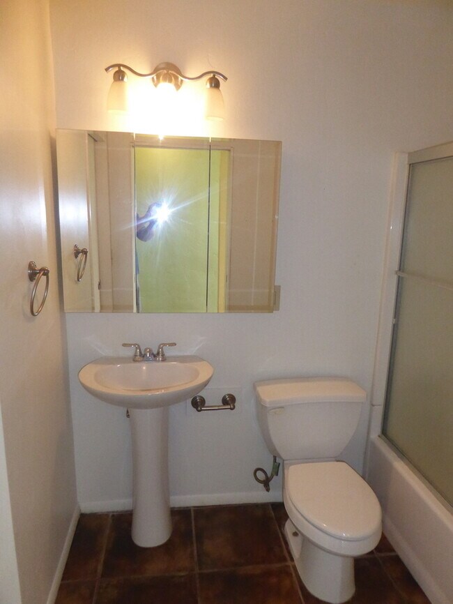 Building Photo - 820 W University Dr