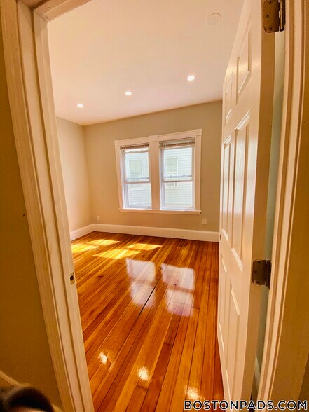 Building Photo - 164 Hyde Park Ave