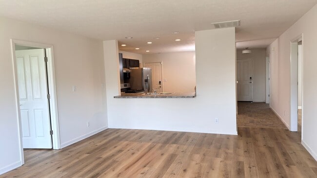 Building Photo - Spacious 3 Bed 2 Bath w/office