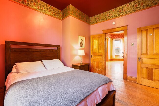 Building Photo - HISTORIC QUEEN ANNE 3 Bedroom  2 Bath