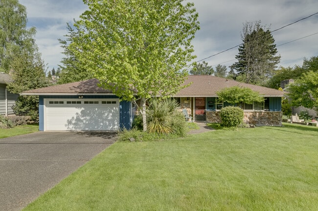 Building Photo - Mercer Island Rambler Available 2/1!