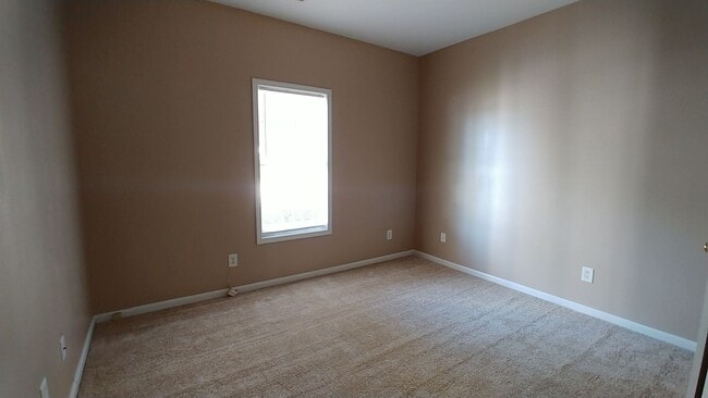 Building Photo - Freshly Painted Townhome