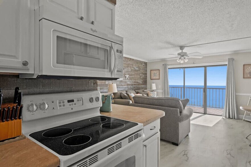 Building Photo - 8743 Thomas Dr