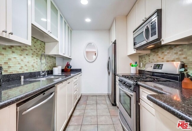 Building Photo - 1275 Havenhurst Dr