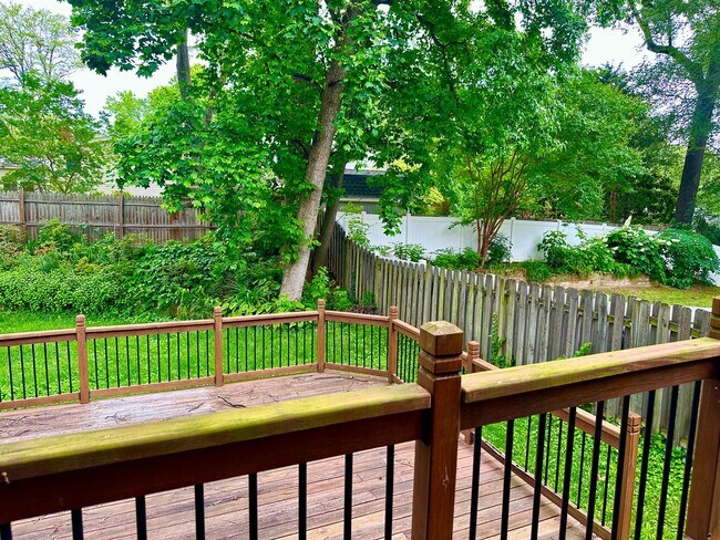 Building Photo - 5 Bedroom 2.5 Bathroom! Parking! Pets Welc...