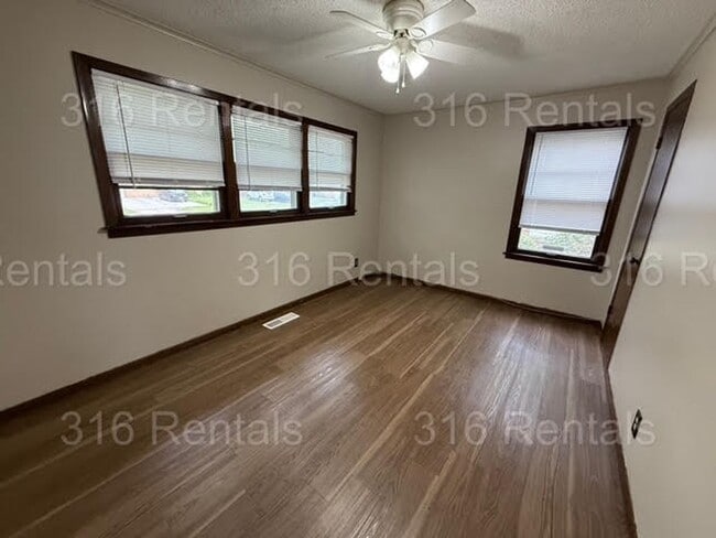 Building Photo - $1000 - 3 bedroom/ 1 bathroom - Gorgeous H...