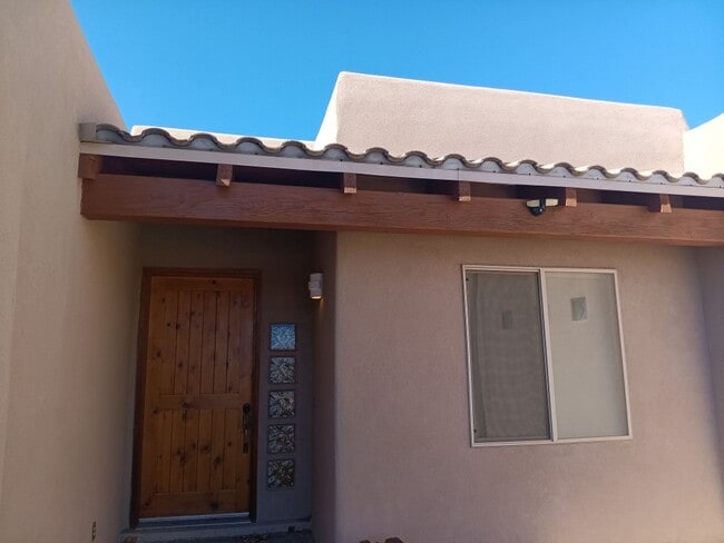 Building Photo - 3 Bedroom, 2 Bathroom! Lovely Home!