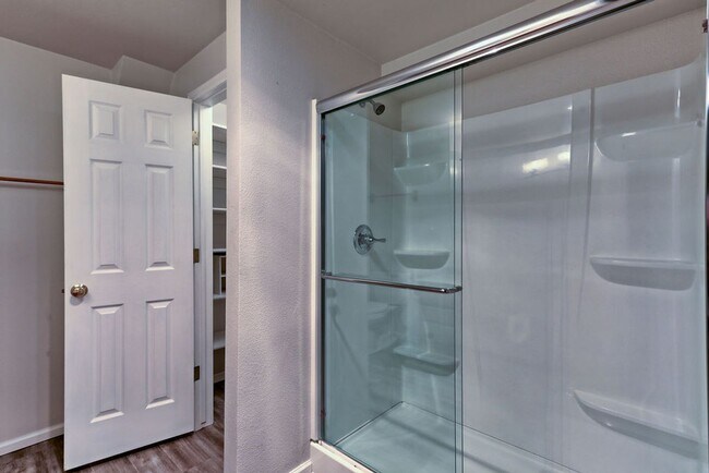 Building Photo - 3 Bedroom 3 Bath Townhome