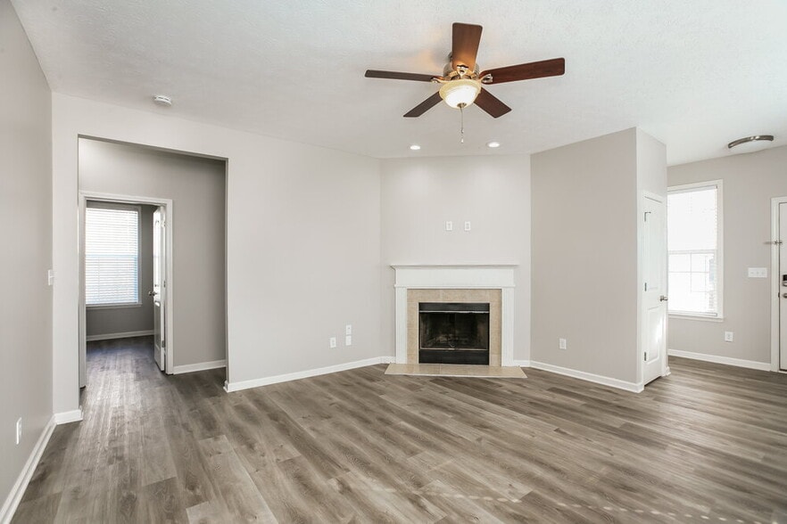 Building Photo - 3400 Roundlake Lane