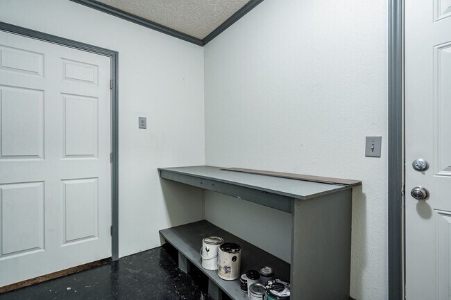 Building Photo - 4 bed 3 bath home!
