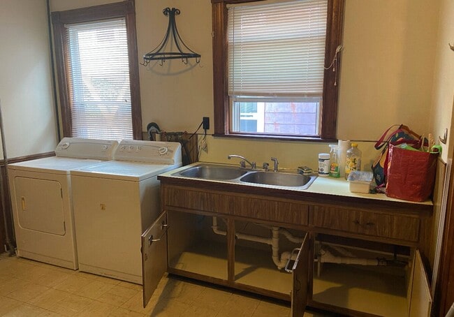 Building Photo - Gorgeous, Spacious Victorian-style Apt w/ ...