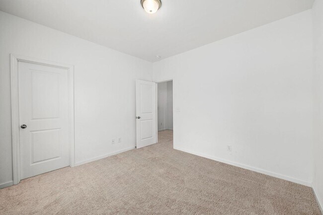 Building Photo - 2108 Charmond Dr