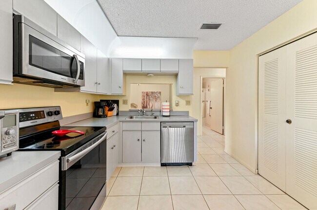 Building Photo - 15144 Ashland St