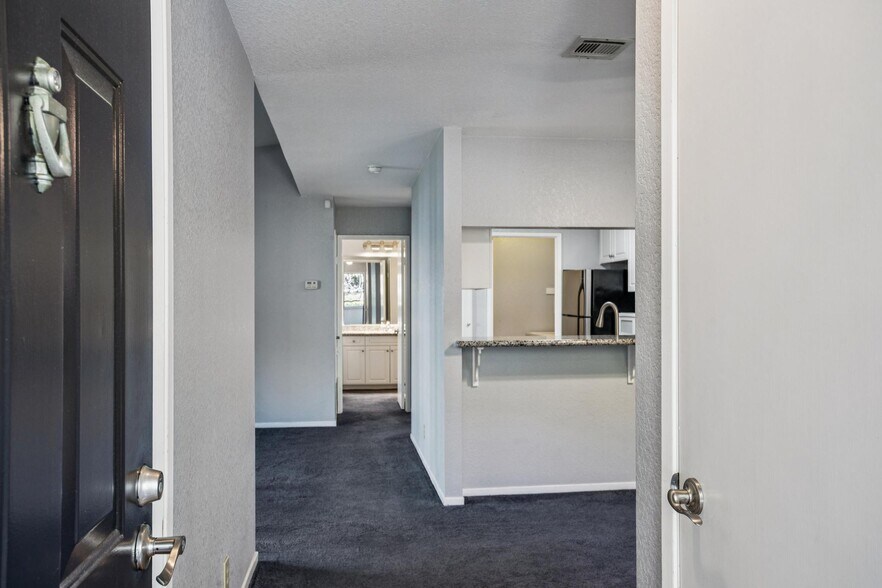 Building Photo - 600 Canyon Oaks Dr