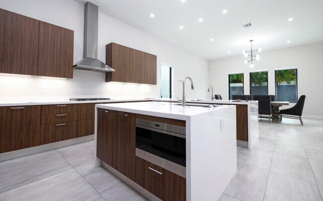 Building Photo - 5663 Brookfield Cir