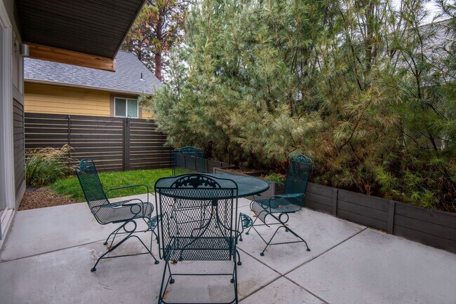 Building Photo - For Rent: Furnished Executive Home in Bend, OR – Prime Location!