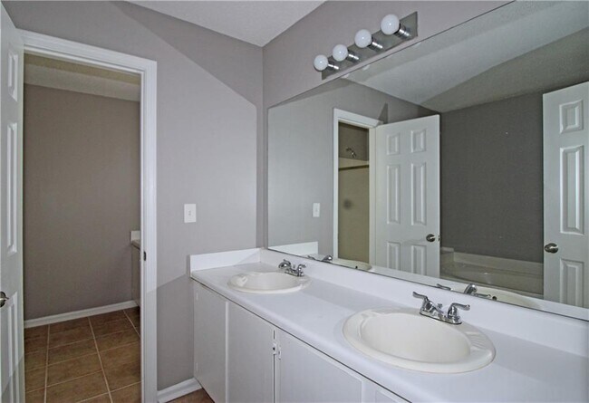 Building Photo - 957 Oak St SW