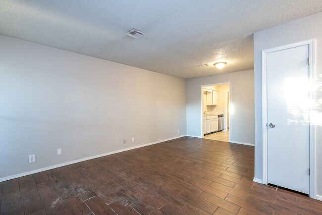 Building Photo - Spacious 1-Bedroom Apartment in South Tulsa | $785 | Mid October