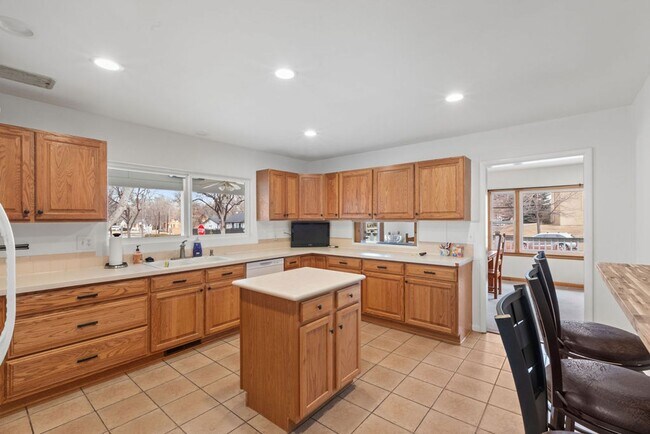 Building Photo - Style Meets Location 3 Bedroom 3 Bathroom Single Family Home - Must See