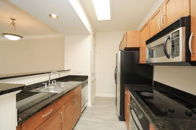 Building Photo - For Lease | 1 Bed, 1 Bath | 832 Sq Ft | Su...