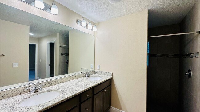 Building Photo - 4340 Lake Shore Dr