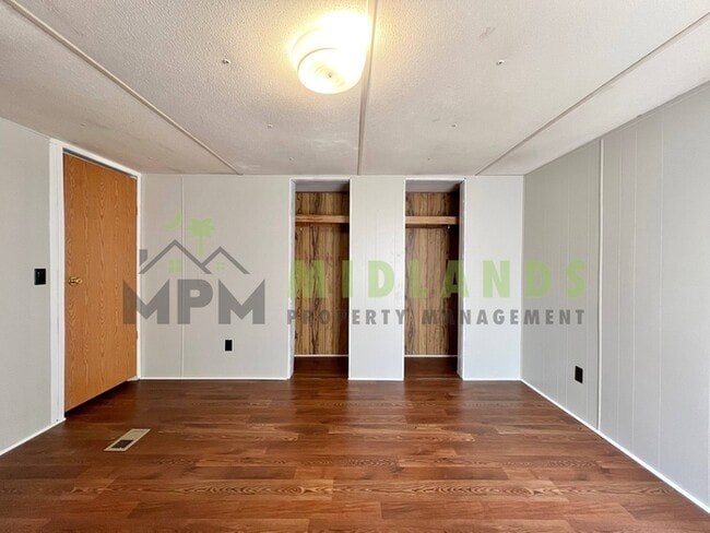 Building Photo - 2413 S Lake Dr