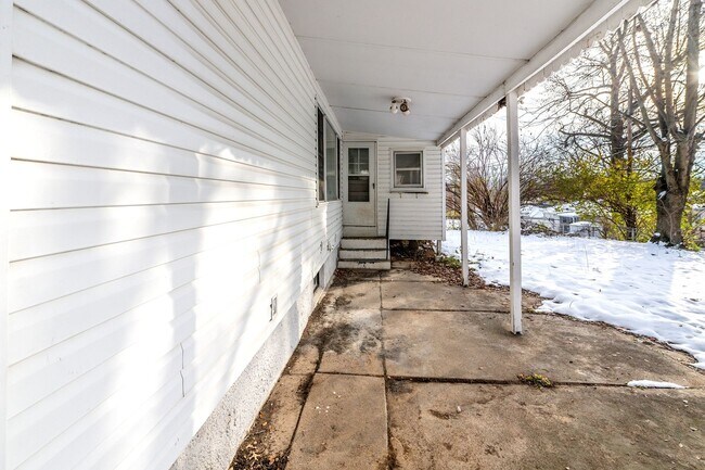 Building Photo - Charming 3-Bedroom Home with Garage, Basement & Fenced Backyard