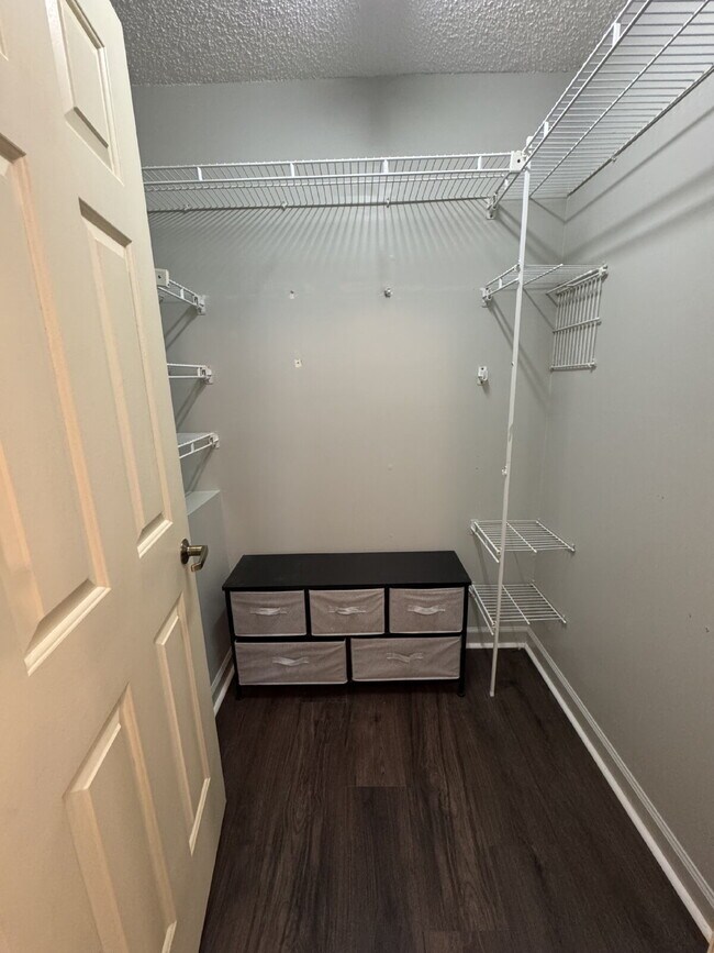 Building Photo - "Charming 2-Bedroom Condo with Cozy Fireplace in Hendersonville – 1603 Sq Ft of Comfort!"