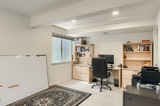 Building Photo - Spacious 5BR House in Aurora