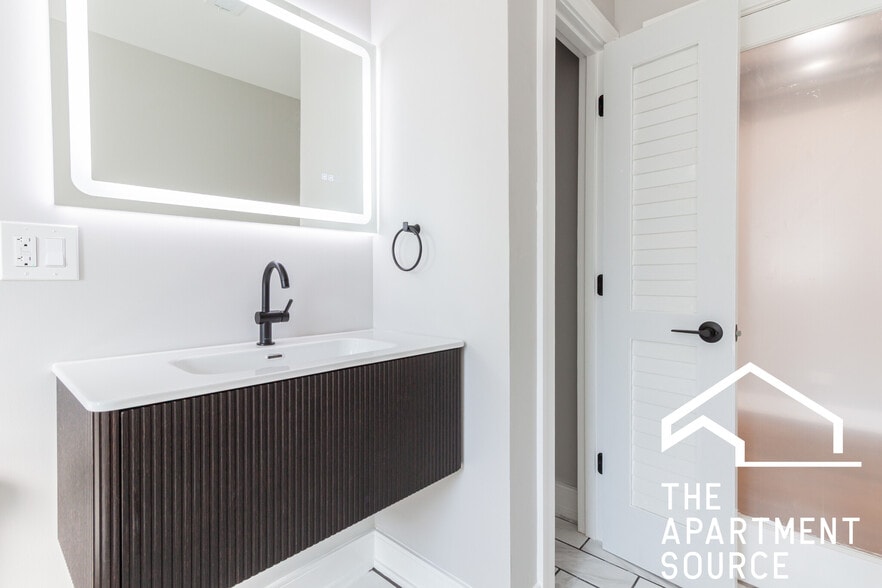 Building Photo - 2641 W Carmen Ave