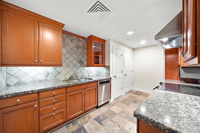 Building Photo - 914 Main St