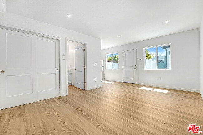 Building Photo - 2615 Carmona Ave