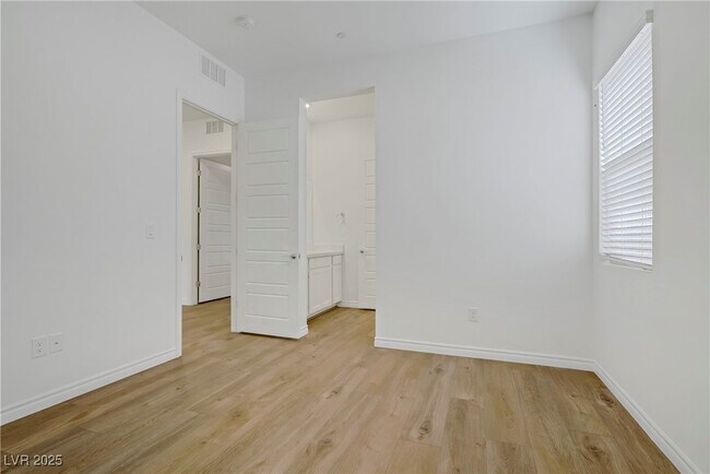 Building Photo - 12556 Heritage Hts Dr