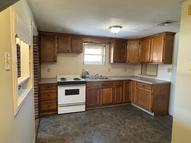 Building Photo - 2 Bedroom, 1 Bathroom House in Lancaster