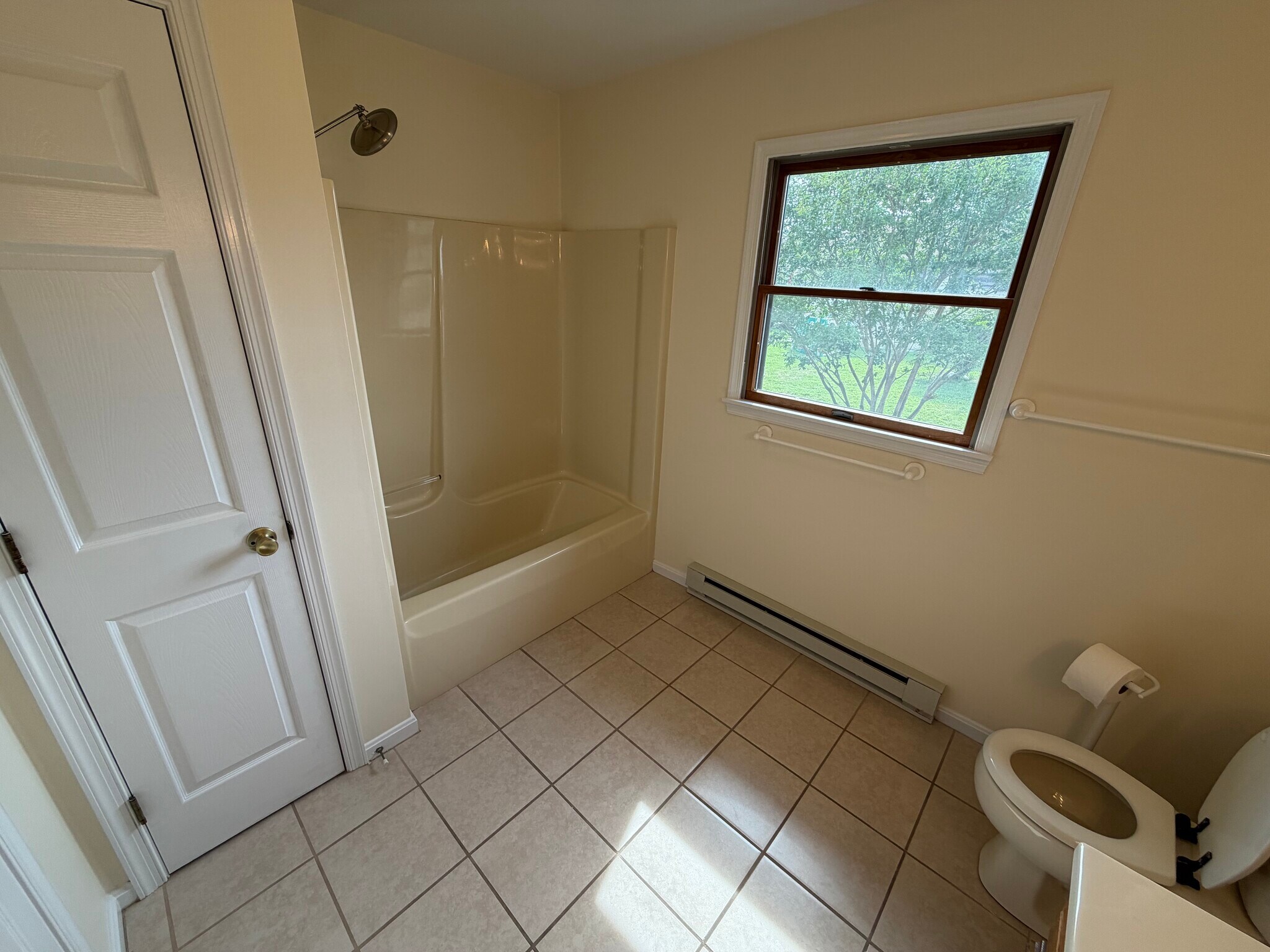 Full bathroom includes linen closet and natural light - 917 Rose Hill Ave