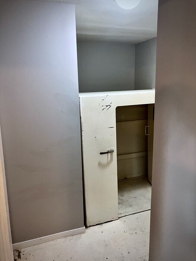 Building Photo - 338 W 4th St