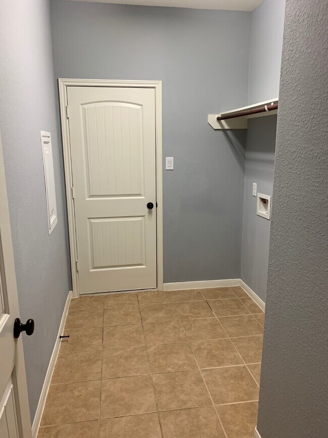 Building Photo - 18827 Cove Pointe Dr