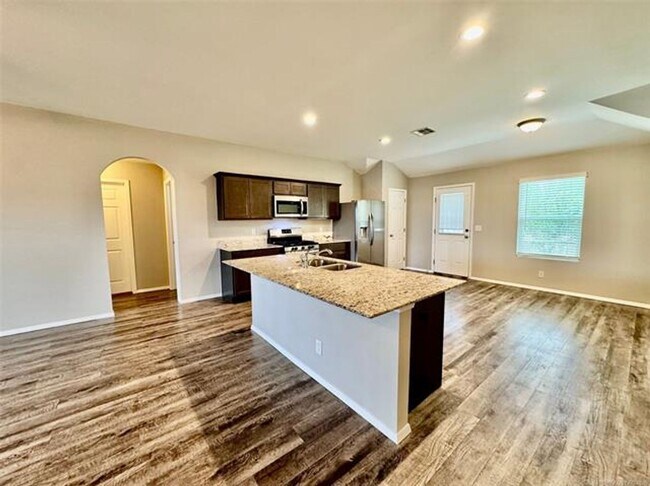 Building Photo - 4 bed/2 bath newer construction in prime location in Claremore!
