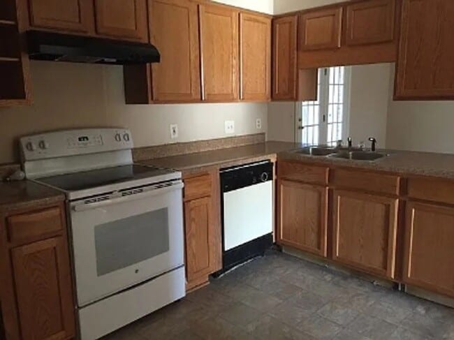 Building Photo - 3 Bedroom 2 bath fenced back yard in a quiet neighborhood!!