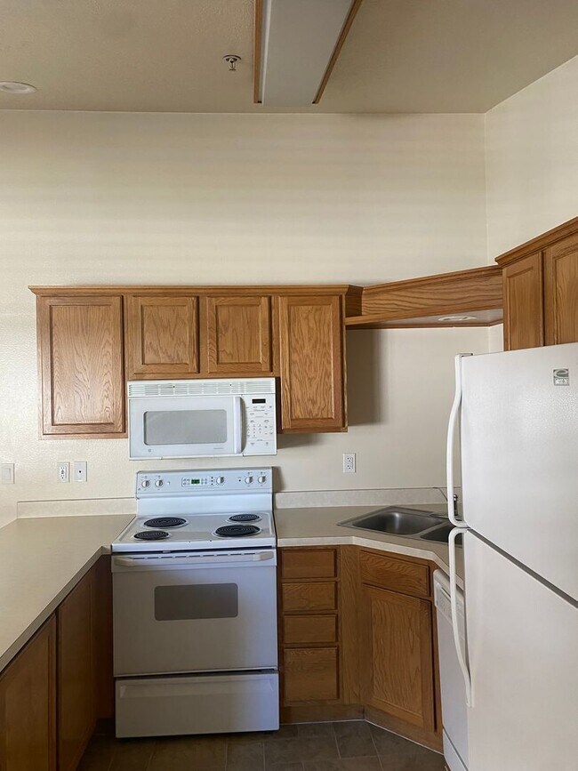 Building Photo - REDUCED RENT (for a limited time) One Bedroom near Utah Valley Hospital, Provo Recreation Center,...