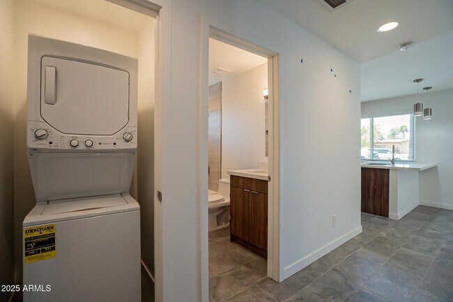 Building Photo - 6227 N 13th Pl