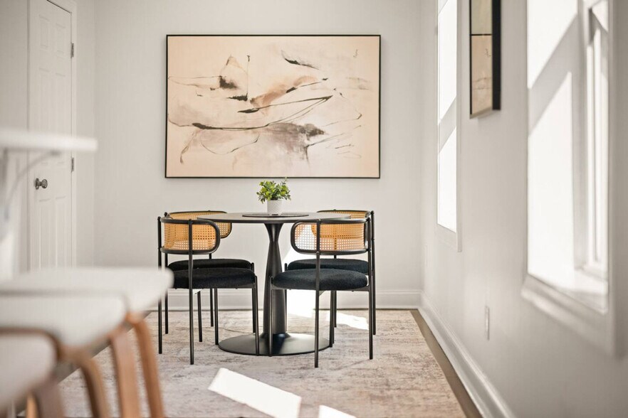 Building Photo - 516 E 12th St