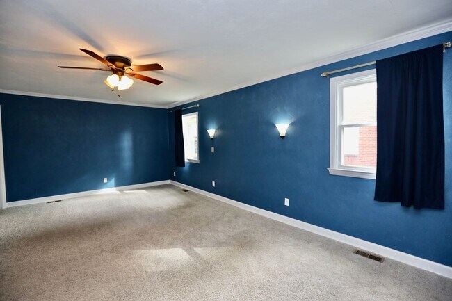 Building Photo - AVAILABLE EARLY MAY, Charming ranch home with front porch in Castle Heights!