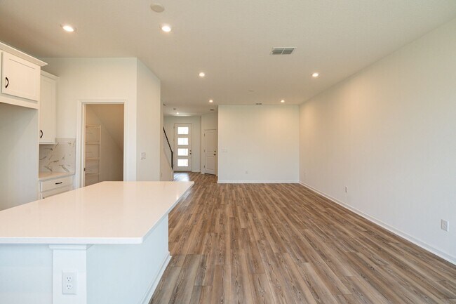 Building Photo - Almost Brand New 3 beds 2.5 baths in East ...