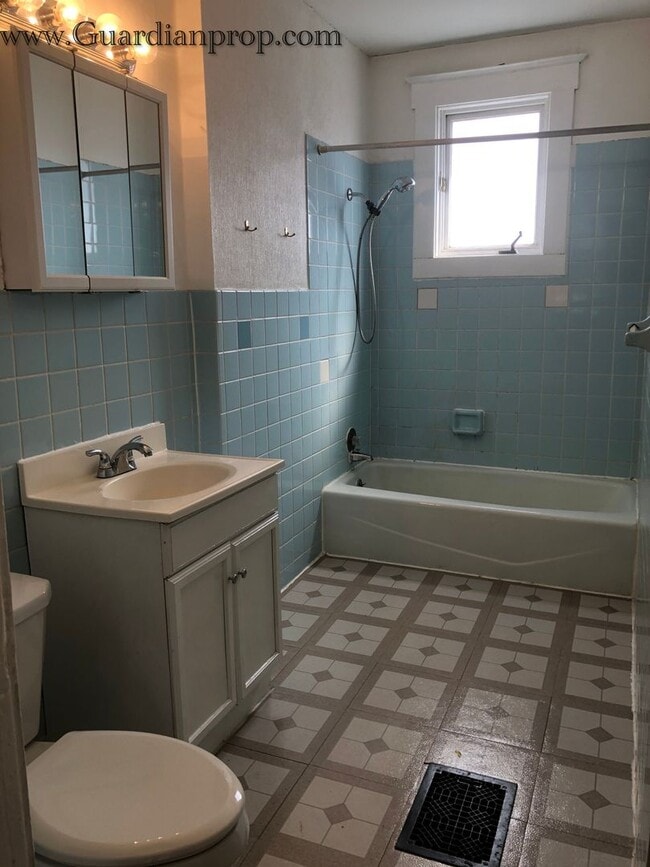 Building Photo - North Minneapolis Single Family Home, Hardwood Floors, Washer/Dryer,