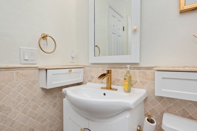 Building Photo - Location & LUXURY in Bluewater Bay!!