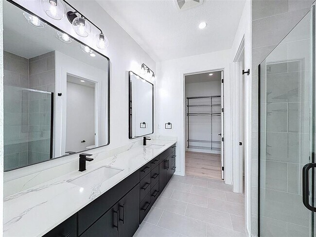 Building Photo - 1302 E Kay St